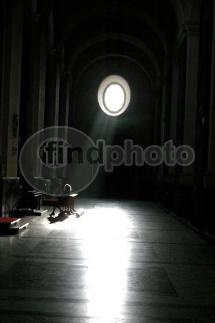 dettaglio immagine Preghiera in cattedrale